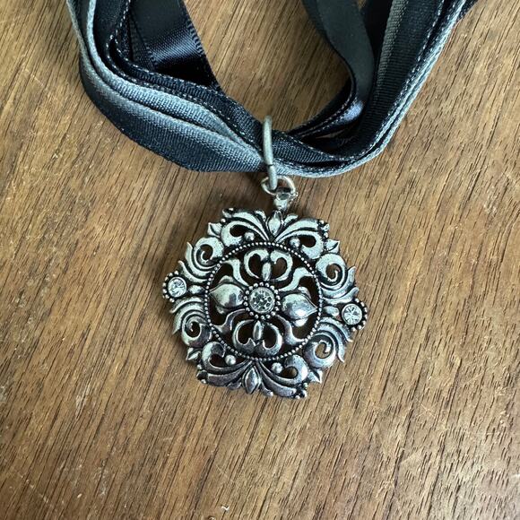 Velvet Ribbon with oversized Silver Tone Medallion pendant necklace 18-21 inches - Picture 5 of 5
